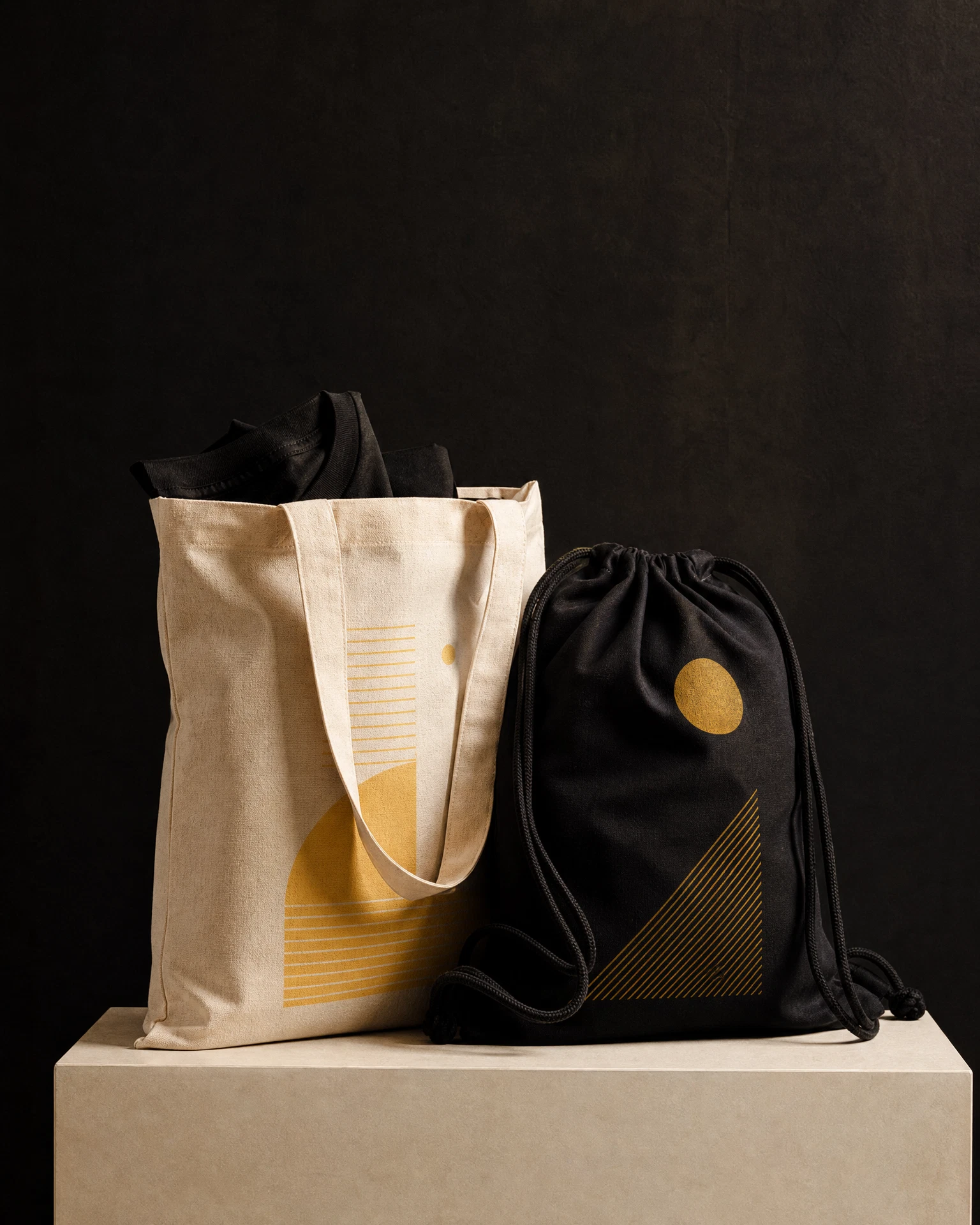 Ecobag e sacochila personalizadas em um cenário de estúdio
